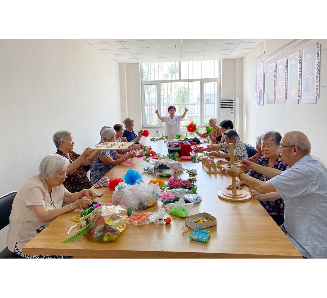 巧手编织幸福生活---春风十里 康养中心开展手工编织活动